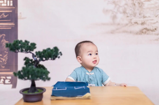 睢县怀孕肚子中间凹两边凸